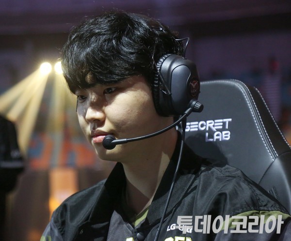 ▲ 젠지 쵸비 정지훈이 14일 서울 올림픽공원 KSPO 돔에서 열린 2024 LCK 스프링 결승 진출전 경기 시작 전에 장비를 점검하고 있다. 사진=투데이코리아