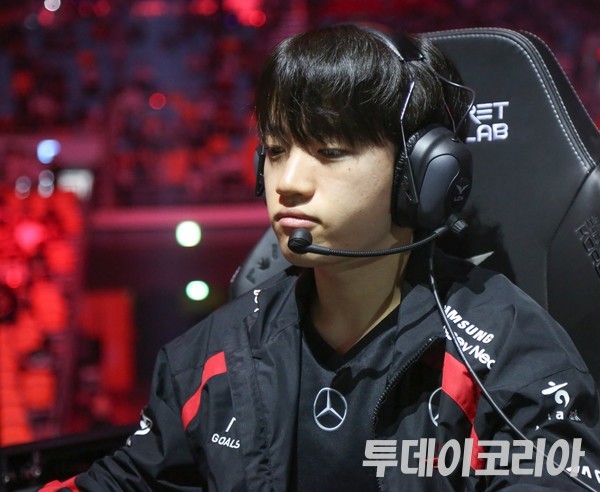 ▲ T1 케리아’ 류민석이 14일 서울 올림픽공원 KSPO 돔에서 열린 2024 LCK 스프링 결승 진출전 경기 시작 전에 장비를 점검하고 있다. 사진=투데이코리아