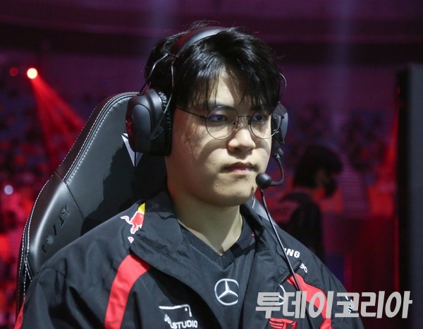 ▲ T1  ‘구마유시’ 이민형이 14일 서울 올림픽공원 KSPO 돔에서 열린 2024 LCK 스프링 결승 진출전 경기 시작 전에 장비를 점검하고 있다. 사진=투데이코리아
