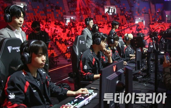 ▲ T1 페이커 이상혁이 14일 서울 올림픽공원 KSPO 돔에서 열린 2024 LCK 스프링 결승 진출전 경기 시작 전에 장비를 점검하고 있다. 사진=투데이코리아