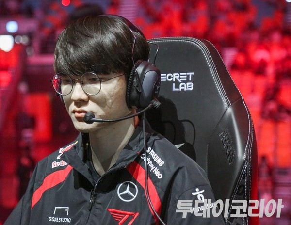 ▲ T1 페이커 이상혁이 14일 서울 올림픽공원 KSPO 돔에서 열린 2024 LCK 스프링 결승 진출전 경기 시작 전에 장비를 점검하고 있다. 사진=투데이코리아