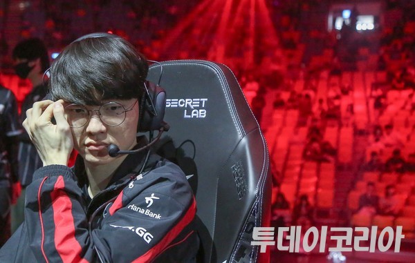 ▲ T1 페이커 이상혁이 14일 서울 올림픽공원 KSPO 돔에서 열린 2024 LCK 스프링 결승 진출전 경기 시작 전에 장비를 점검하고 있다. 사진=투데이코리아