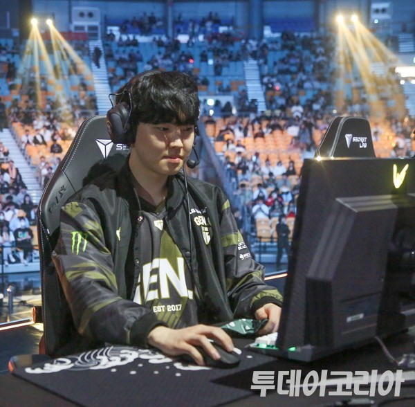 ▲ 젠지 ‘쵸비’ 정지훈이 14일 서울 올림픽공원 KSPO 돔에서 열린 2024 LCK 스프링 결승 진출전 경기 시작 전에 장비를 점검하고 있다. 사진=투데이코리아