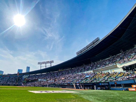 ▲ 낮 최고기온 30도를 기록한 14일 오후 잠실야구장에서 2024 KBO리그 LG 트윈스 대 두산 베어스 경기가 열리고 있다.2024.04.14. 사진=뉴시스