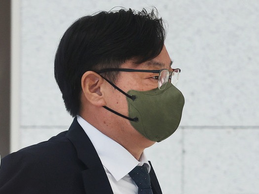 ▲ 쌍방울그룹 뇌물 의혹을 받는 이화영 킨텍스 대표이사(전 경기도 평화부지사)가 27일 오전 경기도 수원시 영통구 수원지방법원에서 열리는 영장실질심사에 출석하기 위해 수원지방검찰청 청사로 들어가고 있다. 사진=뉴시스