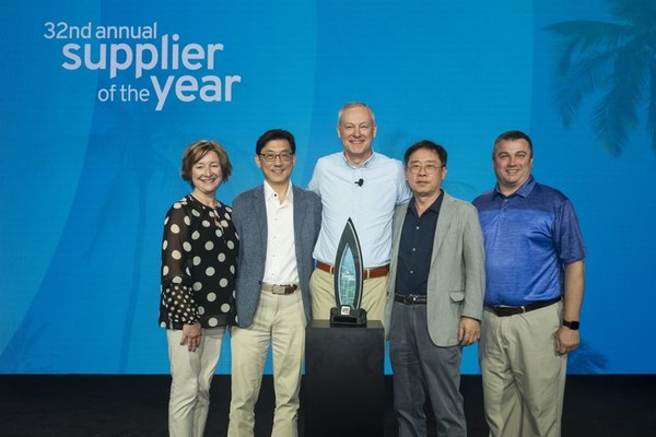 ▲ 앨리슨 엘리스 HL만도 MESA 세일즈 팀장, 김재혁 HL만도 MESA 대표 전무, 피터 레이어 GM 글로벌 섀시 구매 전무, 조성현 HL만도 CEO 부회장, 제프 폰티우스 HL만도 MESA R&D 실장(왼쪽부터)이 지난 9일(현지시간) 미국 플로리다주 마이애미에서 열린 '2023 올해의 우수 협력사' 시상식에서 기념 사진을 찍고 있다. 사진=HL만도