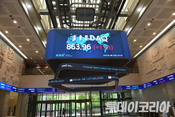 ▲ 지난 25일 한국거래소(KRX) 로비의 전광판. 사진=투데이코리아