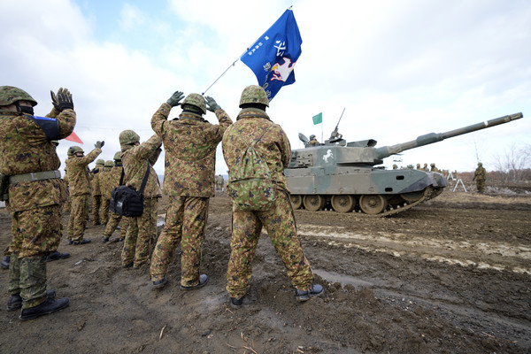 ▲ 6일 일본 홋카이도 에니와 시의 미나미 에니와 훈련장에서 일본 육상 자위대 연례 전술 훈련이 열려 육상 자위대 병사들이 90식 전차를 향해 환호하고 있다. 2021.12.06. 사진=뉴시스