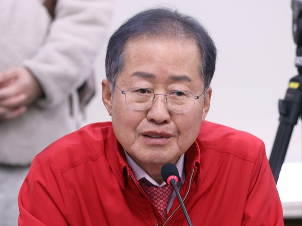 ▲ 홍준표 대구시장이 지난 20일 오후 대구시청 산격청사 대회의실에서 열린 ‘국토교통부-대구광역시 국가산단 및 균형발전 현안 회의’에 참석해 모두발언을 하고 있다. 사진=뉴시스