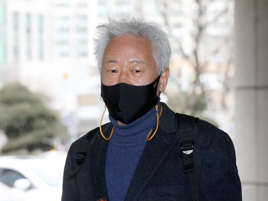 ▲ 강의 중 학생들에게 '위안부는 자발적 매춘'이라는 취지의 발언을 해 명예훼손 혐의로 재판에 넘겨진 류석춘 전 연세대 교수가 15일 오전 서울 마포구 서울서부지방법원에서 열린 첫 공판에 출석하고 있다. 사진=뉴시스