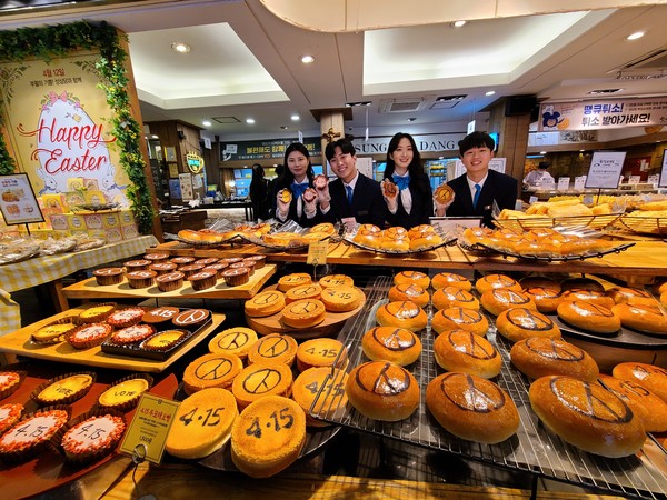 ▲ 대전선관위 홍보대사들이 30일 중구 은행동 성심당 본점에서 새로 출시된'4·15 선거빵과 선거케익'을 이용해 국회의원선거 홍보캠페인을 펼치고 있다. 대전선관위와 대전의 성심당은 투표참여 홍보를 위해 기표모양(卜)과 선거일을 표기한 선거빵 2종, 선거케익 3종을 출시하고 선거일까지 한시적으로 판매한다. 사진=뉴시스