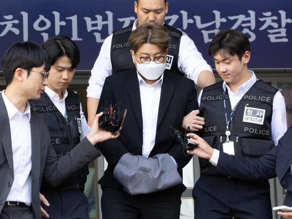 ▲ 음주 뺑소니 혐의를 받고 있는 트로트 가수 김호중이 31일 오전 서울 강남경찰서에서 검찰로 송치되고 있다. 사진=뉴시스