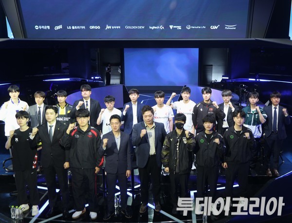 ▲ 4일 LCK 소속 10개팀 감독과 대표 선수들이 2024 서머스플릿을 앞두고 열린 미디어데이에 참석해 기념사진을 촬영하고 있다. 사진=김준혁 기자