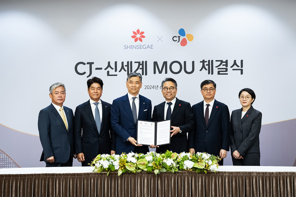 ▲ 5일 진행된 신세계그룹과 CJ그룹의 ‘사업제휴 합의서 체결식’에 (왼쪽부터)신영수 CJ대한통운 대표, 허민회 CJ CGV 대표, 김홍기 CJ주식회사 대표, 임영록 신세계그룹 경영전략실장, 한채양 이마트 대표, 위수연 신세계프라퍼티 컨텐츠본부장이 참석했다. 사진=신세계그룹