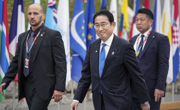 ▲ 15일(현지시간) 기시다 후미오 일본 총리가 우크라이나 평화회의에 참석하기 위해 스위스 뷔르겐슈톡에 도착하고 있다. 사진=뉴시스