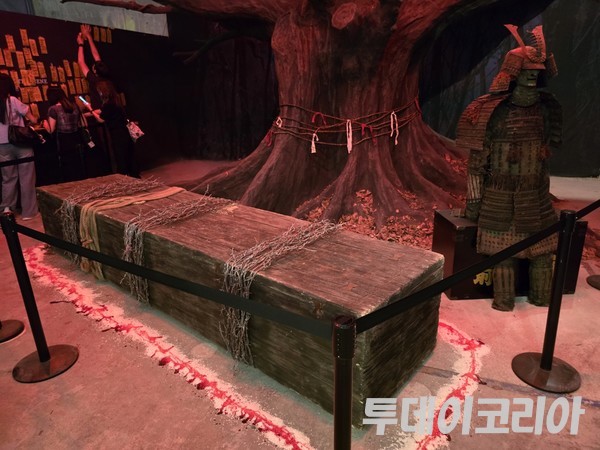 ▲‘파묘: 그곳의 뒤편’ 팝업 전시 공간 내 마련된 주목과 오니 공간. 사진=김준혁 기자