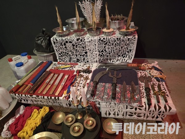 ▲ ‘파묘: 그곳의 뒤편’ 팝업 전시 공간 내 마련된 대살굿 공간. 사진=김준혁 기자