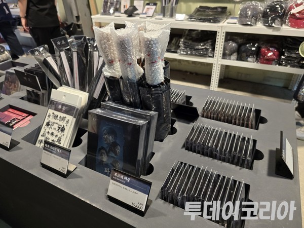 ▲ ‘파묘: 그곳의 뒤편’ 팝업 전시 공간에서 판매 중인 굿즈. 사진=김준혁 기자