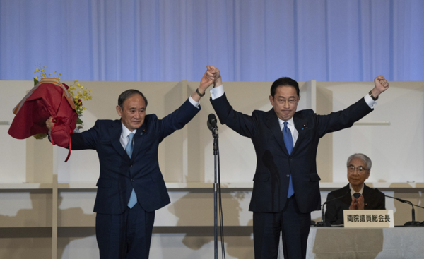 ▲ 일본의 스가 요시히데(菅義偉) 전 총리가 현 기시다 후미오(岸田文雄) 총리를 비판하며 사실상 퇴진을 압박했다. 사진은 2021년 9월 29일 도쿄에서 열린 집권 자민당 총재 선거에서 기시다(오른쪽)가 승리한 후 당시 총리였던 스가 요시히데(왼쪽)와 손을 들어보이고 있다. 기시다 총리는 이 때 총재 선거에서 승리해 총리직에 올랐다. 사진=뉴시스