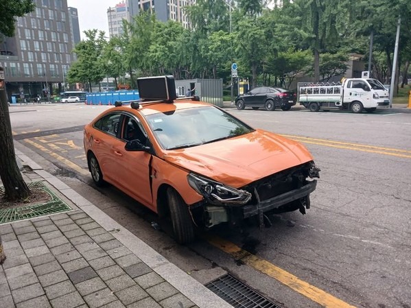 ▲ 국립중앙의료원에 돌진한 것으로 추정되는 택시가 길가에 세워져 있다. 사진=뉴시스