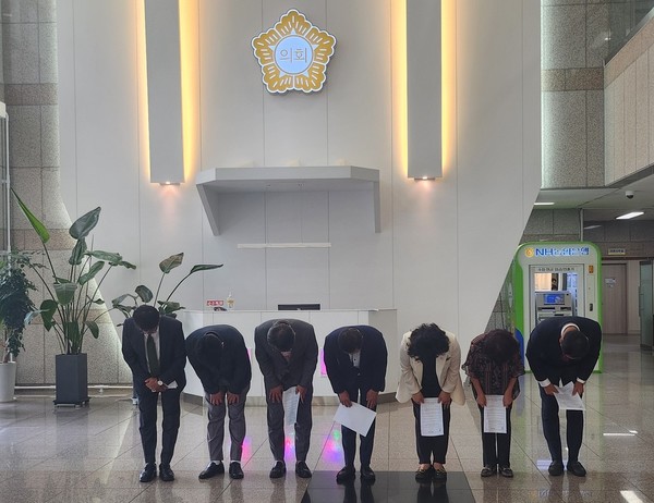 ▲ 안양시의회 국민의힘 소속 의원들이 지난 4일 시의회 로비에서 같은 당 소속 A 의원의 난동과 관련해 사과문을 발표했다. 사진=안양시의회 국민의힘