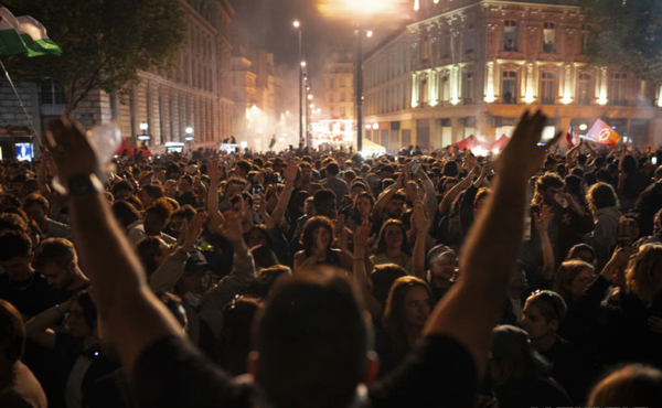 ▲ 7일(현지시간) 시민들이 프랑스 총선거 2차 투표 이후 파리 리퍼블리크 광장에 모여 있다. 사진=뉴시스