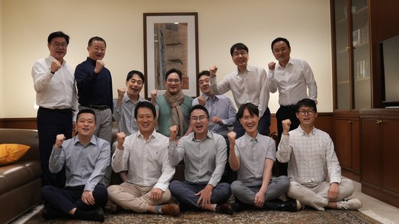 ▲ 지난 13일 이재용 삼성전자 회장(뒷줄 왼쪽에서 네번쨰)이 인도 뭄바이에서 현지 임직원들을 만났다. 사진=삼성전자