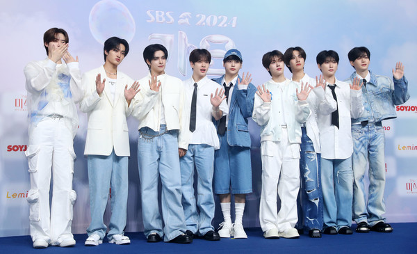 ▲ 그룹 크래비티가 21일 오후 인천 중구 인스파이어아레나 리조트에서 열린 2024 SBS가요대전 서머 블루카펫에서 포즈를 취하고 있다.  사진=뉴시스