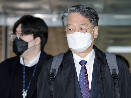 ▲ 송봉섭 전 중앙선거관리위원회 사무차장이 7일 서울 서초구 서울중앙지방법원에서 열린 '자녀 특혜채용 의혹' 혐의 영장실질심사에 출석하고 있다. 사진=뉴시스