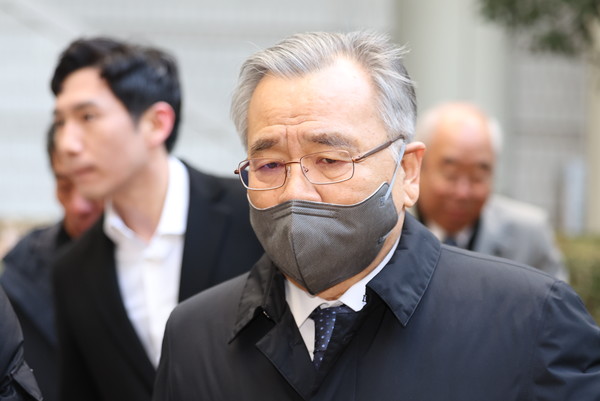 ▲ 박영수 전 특별검사가 25일 서울 서초구 서울중앙지법에서 열린 대장동 개발 특혜 로비 의혹 사건 1심 9차 공판에 출석하고 있다. 사진=뉴시스