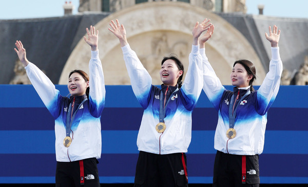 ▲ 전훈영(왼쪽부터), 임시현, 남수현이 28일(현지시각) 프랑스 파리 레쟁발리드에서 열린 파리 올림픽 양궁 여자 단체전 시상식에서 금메달을 목에 걸고 밝게 웃고 있다. 사진=뉴시스