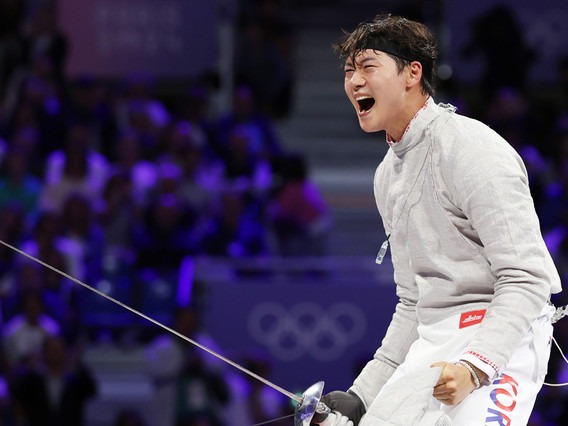 ▲ 오상욱이 27일(현지시간) 프랑스 파리 그랑 팔레에서 열린 파리 올림픽 펜싱 남자 사브르 개인 결승 튀니지 파레스 페르자니와의 경기에서 환호하고 있다. 2024.07.28. 사진=뉴시스