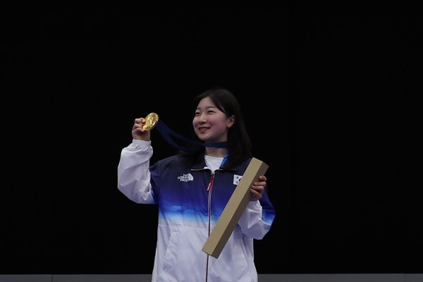 ▲ 반효진이 29일(현지시각) 프랑스 샤토루 슈팅 센터에서 열린 2024 파리올림픽 사격 여자 10m 공기소총 시상대에 올라 금메달을 들고 포즈를 취하고 있다. 사진=뉴시스
