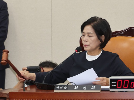 ▲ 최민희 국회 과학기술정보방송통신위원장이 26일 오전 서울 여의도 국회에서 열린 과학기술정보방송통신위원회 전체회의 인사청문회에서 의사봉을 두드리고 있다. 2024.07.26. 사진=뉴시스