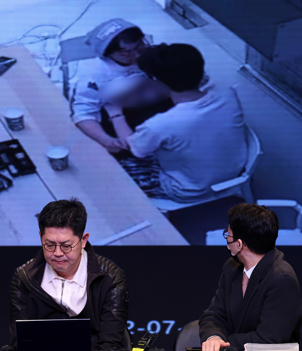 ▲ 황성우 스파이어엔터테인먼트 대표(왼쪽), 김태우 변호사가 지난 3월19일 오후 서울 강남구 성암아트홀에서 열린 그룹 오메가엑스 강제추행 사건 CCTV영상 공개 및 고소장 접수에 관한 기자회견에서 CCTV를 공개하고 있다. 사진=뉴시스
