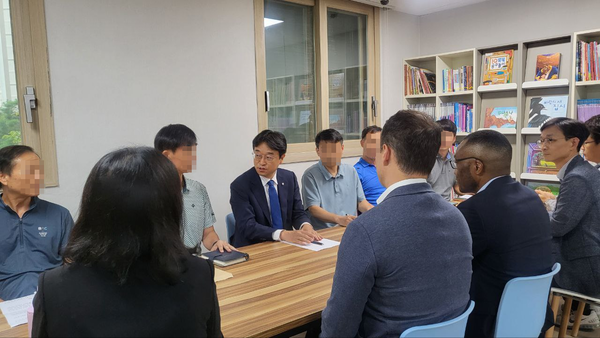 ▲ 벤츠 코리아 임직원과 입주민들이 간담회를 갖고 있다. 사진=이용우 더불어민주당 의원실