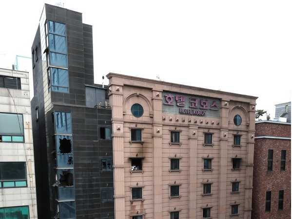 ▲ 국과수와 경찰, 소방은 23일 오전 화재로 19명의 사상자가 발생한 경기 부천 호텔에서 현장 감식을 진행했다. 사진은 화재가 발생한 호텔. 사진=뉴시스