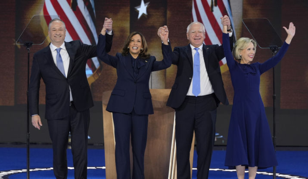 ▲ 미국 민주당 대선 후보 카멀라 해리스(왼쪽 두 번째) 부통령이 22일(현지시각) 일리노이주 시카고의 유나이티드 센터에서 열린 민주당 전당대회(DNC)에서 대통령 후보 수락 연설을 마친 후 남편인 더그 엠호프(왼쪽), 부통령 후보인 팀 월즈 미네소타 주지사, 그의 부인 그웬과 함께 인사하고 있다. 사진=뉴시스