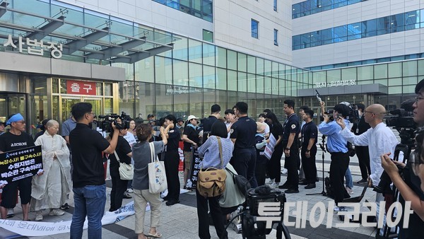 ▲ 산재피해자가족네트워크 ‘다시는’이 28일 수원지방법원 북문 앞에서 기자회견을 진행하던 와중 경찰과 충돌하고 있다. 사진=투데이코리아