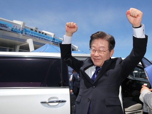 ▲ 이재명 더불어민주당 당대표 후보가 20일 오전 제주한라체육관에서 열린 민주당 당대표 및 최고위원 선출을 위한 순회 합동연설회에서 인천으로 떠나기 전 당원들을 향해 인사하고 있다. 사진=뉴시스