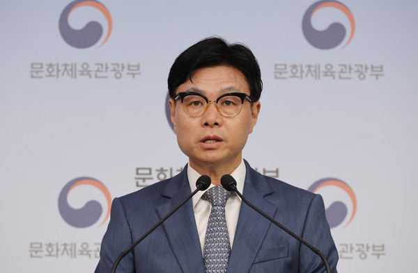 ▲ 이정우 문화체육관광부 체육국장이 10일 오전 서울 종로구 정부서울청사 별관에서 대한배드민턴협회 조사 관련 중간 브리핑을 하고 있다. 사진=뉴시스