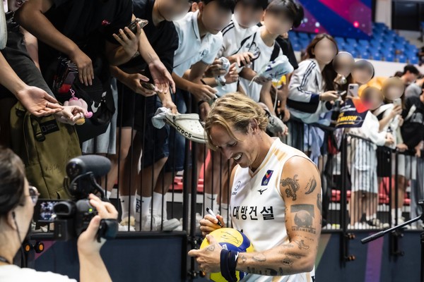 ▲ 지난 8일 경기 종료 후, 팬들의 공에 사인 중인 베로 발리 몬차의 테일러 에이브릴 선수. 사진=대방건설