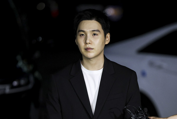 ▲ 전동 스쿠터 음주운전 혐의로 입건된 그룹 방탄소년단(BTS)의 슈가(민윤기)가 23일 서울 용산구 용산경찰서로 출석하며 질문에 답하고 있다. 사진=뉴시스