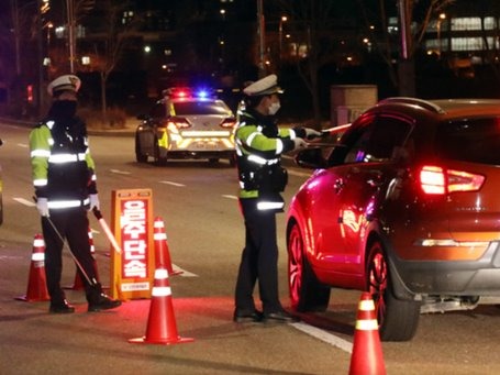 ▲ 신종 코로나바이러스 감염증(코로나19) 확산으로 사회적 거리두기가 2.5단계로 격상된 가운데 8일 오후 인천지방경찰청 연수경찰서 경비교통과 경찰들이 인천시 연수구 국제업무지구역 도로에서 음주운전 단속을 하고 있다. 2020.12.08.