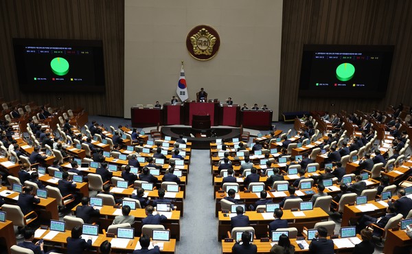 ▲ 26일 서울 여의도 국회에서 열린 제418회국회(정기회) 제9차 본회의에서 성폭력범죄의 처벌 등에 관한 특례법 일부개정법률안(대안)이 재석 249인, 찬성 241인, 기권 8인으로 가결되고 있다. 사진=뉴시스