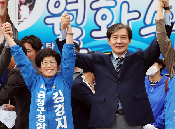 ▲ 조국 조국혁신당 대표가 14일 부산 금정구 침례병원 인근에서 금정구청장 보궐선거 야권 단일후보인 더불어민주당 김경지 후보의 지지를 호소하고 있다. 사진=뉴시스