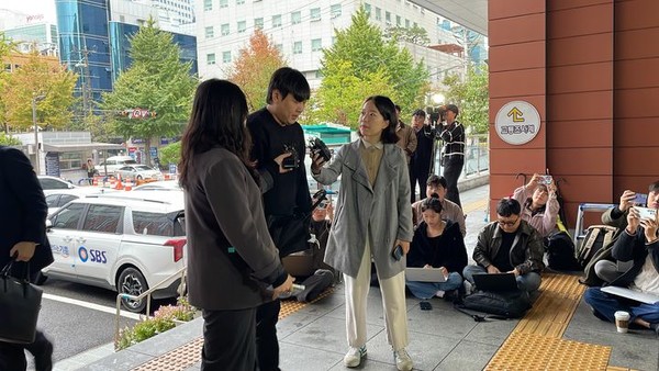 ▲ 개그맨 이진호씨가 22일 오후 서울 강남경찰서에 출석하고 있다. 사진=뉴시스
