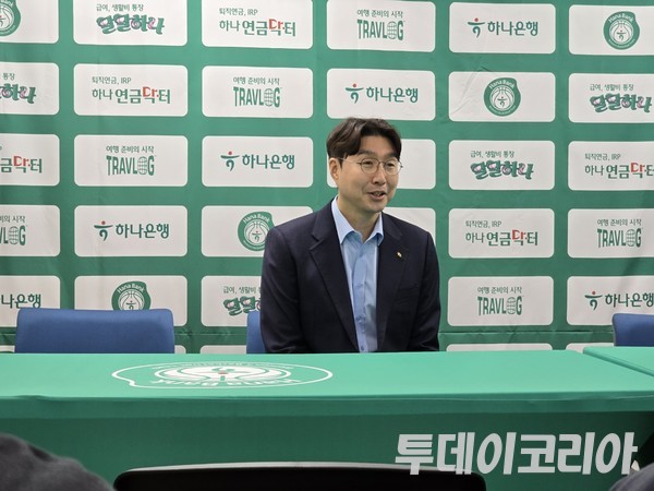 ▲ 김완수 KB스타즈 감독이 27일 개막 경기 이전 진행된 미디어 인터뷰에 참석했다. 사진=김준혁 기자