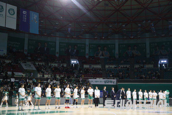 ▲ 부천 하나은행 선수단이 27일 부천체육관에서 열린 ‘하나은행 2024-2025 여자프로농구’ 개막식에서 코트 위에 나란히 서 있는 모습. 사진=김준혁 기자