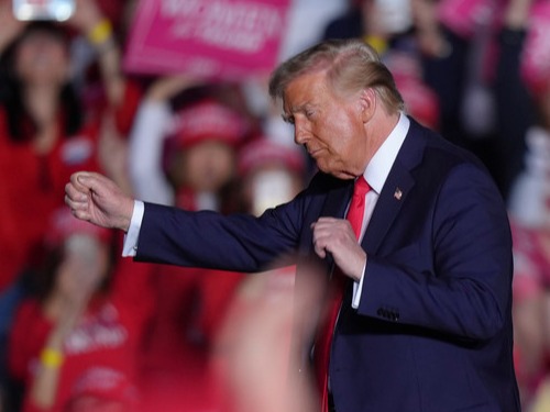 ▲ 미국 공화당 대선 후보 도널드 트럼프 전 대통령이 4일(현지시각) 펜실베이니아주 레딩에서 유세 중 춤추고 있다. 사진=뉴시스